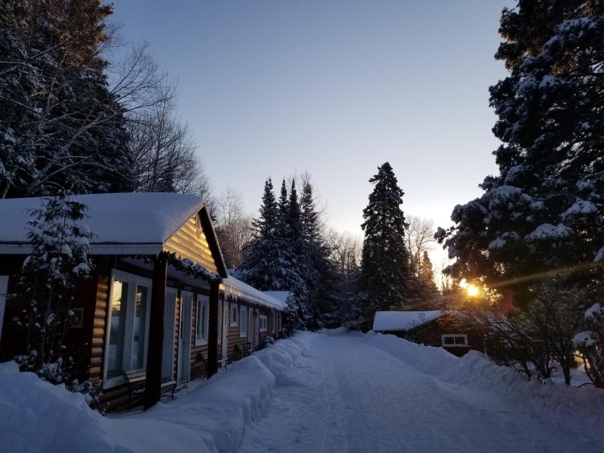 Kan-à-Mouche Pourvoirie Auberge et Chalets Saint-Michel Exterior foto